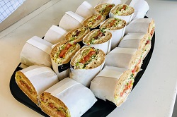 20 stk. blandede halve sandwich på fad